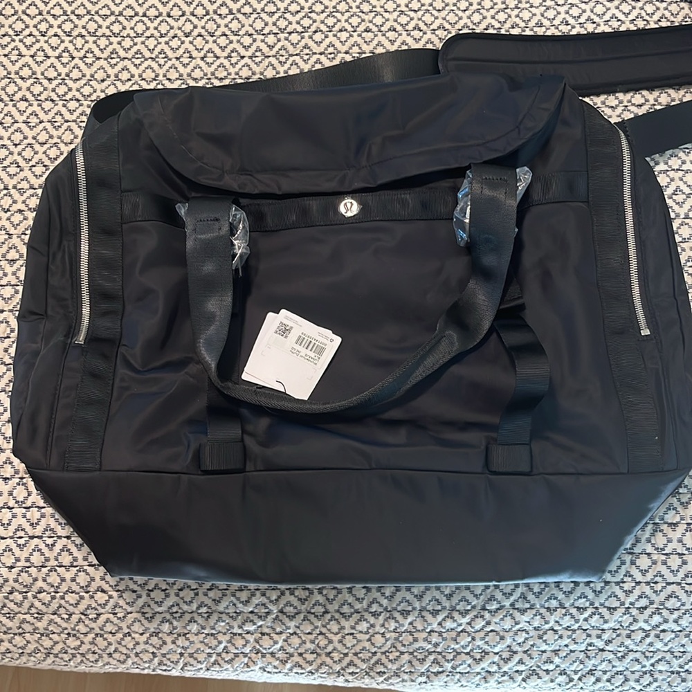 Lululemon duffel, black, NWT